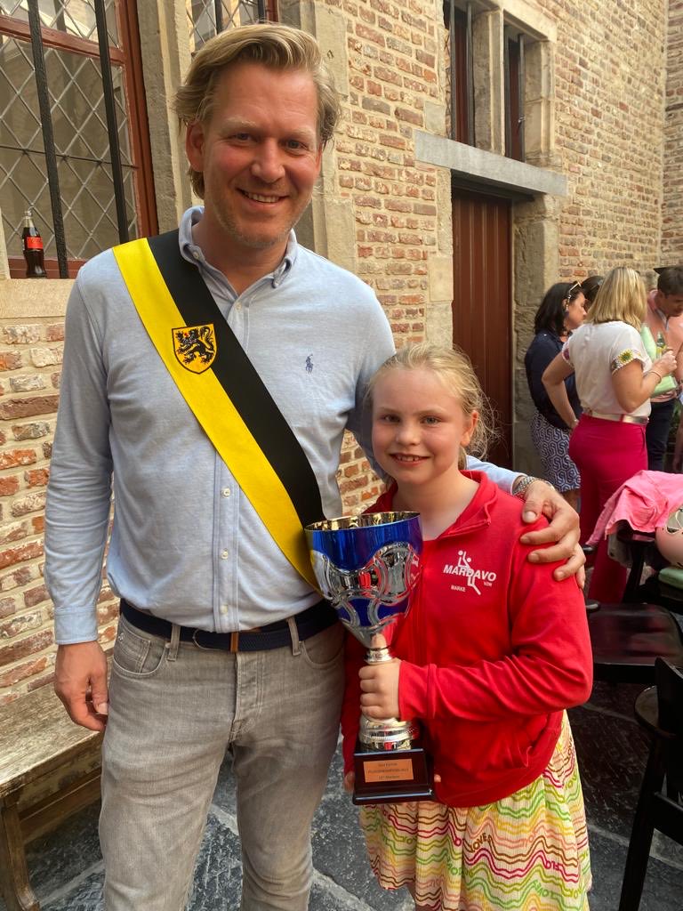 josephallijns's tweet photo. Kleindochter Giselle krijgt met haar volleybalploeg Mardavo een beker uit de handen vd schepen van sport van stad Kortrijk.  Die is toevallig haar pépé, dooppeter.
En Wouter is de zoon van zijn vader.😉😊 https://t.co/Zhiuu3Xd5d