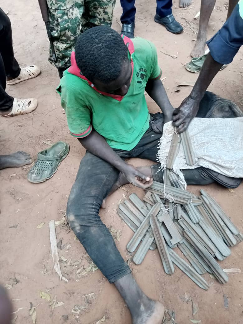 RailwaysUganda's tweet photo. VANDALISM ALERT: Section between Jinja and Magamama is the new hub of vandalism on our railway line. On a daily, some Ugandans in that area are stealing railway material and selling it to metal dealers. We call upon everyone doing this to stop. https://t.co/Vlp1Yhna89