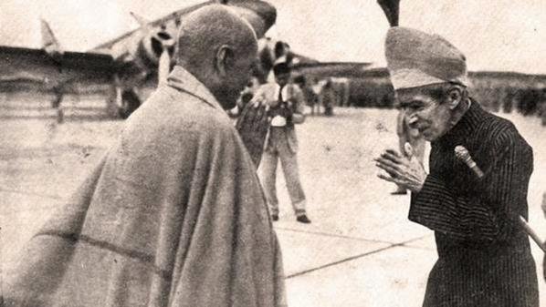 IndiaHistorypic's tweet image. 1948 :: Sardar Patel Worked For Unification of India , Nizam of Hyderabad Surrenders Infront of Sardar Patel