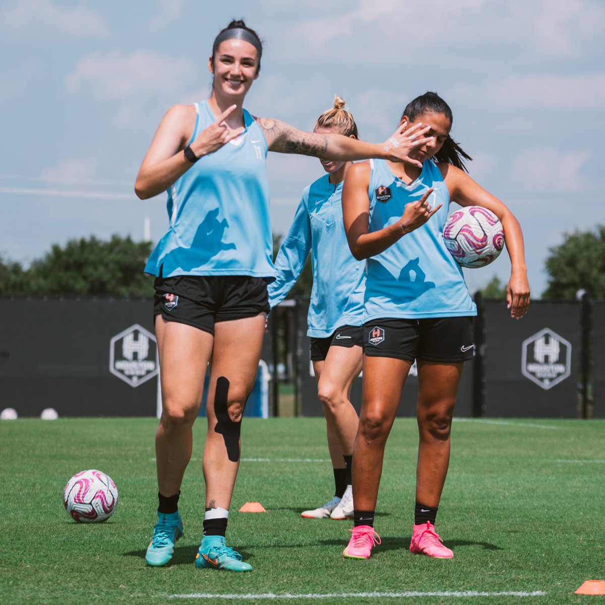 When you and your bestie are beefin' but you still gotta throw up the H 😂

#DTFO