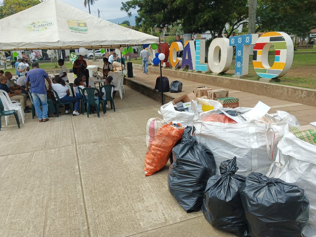 sistemaBcol's tweet image. La Fundación Caloto Limpio de Caloto, Cauca; hoy realizó su primera jornada de Cambiatón, un evento que busca invitar a la comunidad a intercambiar sus residuos aprovechables por productos de Empresas VIRUTEX ILKO Colombia, su principal aliado comercial en el #ProyectoConecta