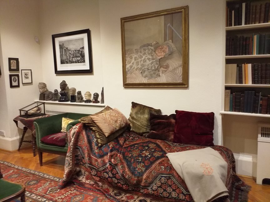 teresay3000's tweet photo. Freud house in Hampstead (north London) is now a museum, he lived there at the end of his life leaving Vienna escaping Nazi persecution. The house is very big and it has a beautiful garden entrance. Inside Freud´s desk and cabinets are full of his collection of antient gods of https://t.co/GMWOktQSsc