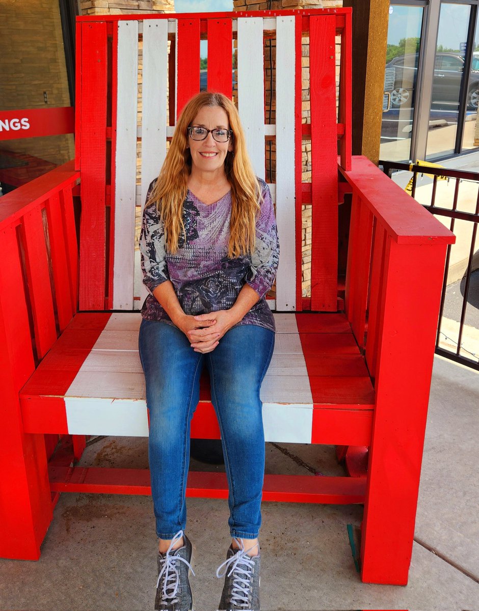 Great lunch at a new location of Simple Simon's pizza.
Had to sit in the big chair haha