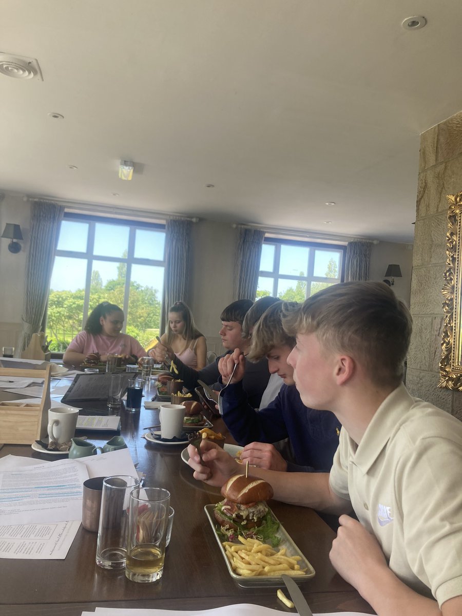 👏 🧠 💪 Excellent effort from some of our @HeanorGateSA Y11 this morning. 3 hours of intense English revision followed by a reward lunch @horsleylodge . Bring on the exam on Monday! 👊 🖊