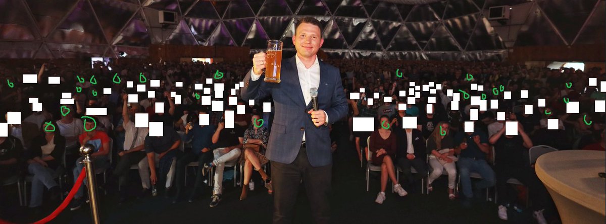 ArtvrBroda's tweet photo. @ksiezysyn @SlawomirMentzen Ale tak, żeby już Ci uświadomić jakim debilem i kretynem jesteś to tutaj masz zaznaczone na zielono osoby, które według mojego oka jestem w stanie na 99% określić jako kobiety i co ciekawe jest ich tyle samo w pierwszych rzedach co z tylu https://t.co/k2SO4iHAOq