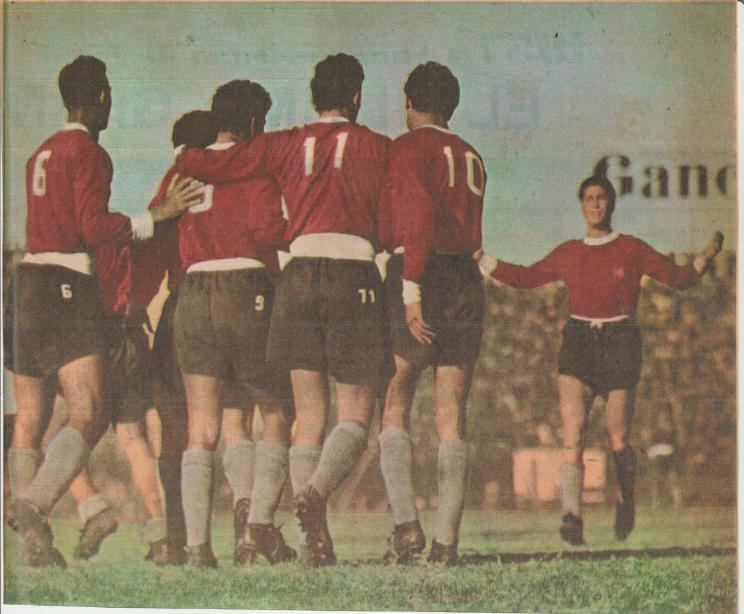 Lanusense07's tweet image. LOS GLOBETROTTERS Y LA SÉPTIMA ESTRELLA

En @fortalezagrana informaron en la semana se esperará la oficialización de la AFA por el título de Lanús en 1955, la Copa Juan Domingo Perón. Sería la séptima estrella y se convertiría en la primer conquista granate de la historia.

Hilo.