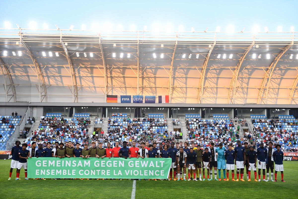 Gemeinsam gegen Gewalt – das ist unser eindringlicher gemeinsamer Auftrag.

Im Rahmen des #U17EURO-Finals haben wir innegehalten und Paul, der bei einem Jugendturnier an Pfingsten nach einer gewalttätigen Auseinandersetzung sein Leben verloren hat, gedacht. 🕊️🙏

#GegenGewalt