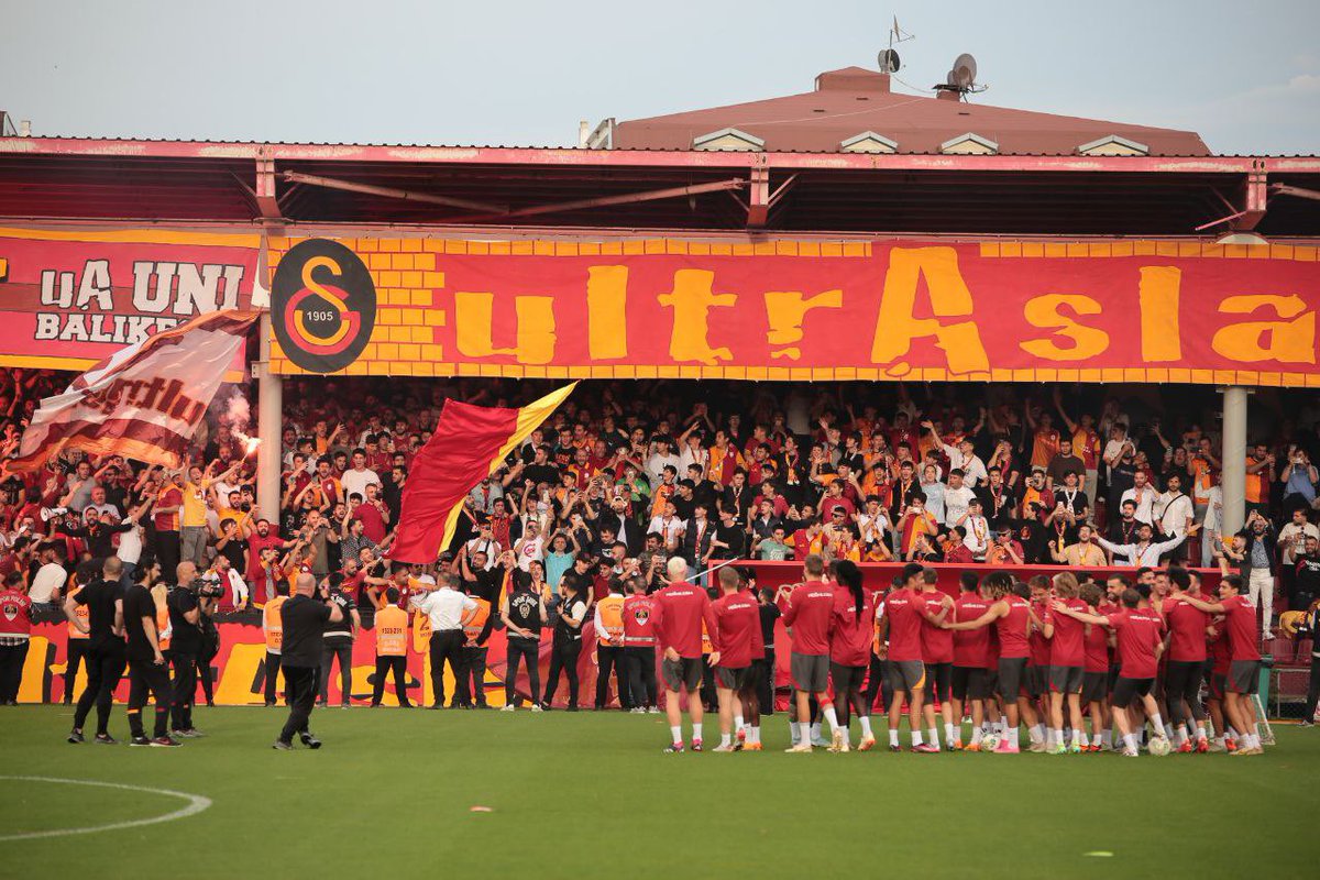 Galatasaraylı taraftarlar, Florya'daki açık antrenmanda, 'Taraftarız biz çekeriz cefa, Ali Başkan bizi bırakma.' şeklinde tezahüratta bulundu.