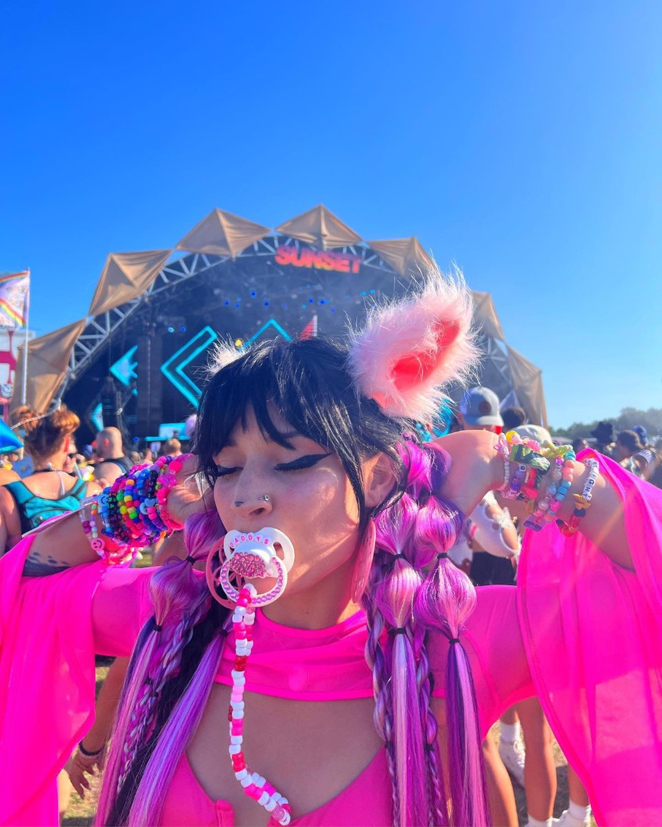 daily_ravers's tweet photo. Let's get our festival game on point and show off our best rave looks! Because who needs sleep when you can dance all night with your rave family? Let the summer festivities begin! 😎🕺🎉 

#FestivalSeason #RaveFam #DanceTillDawn #SummerVibes https://t.co/n7oX5VWhut