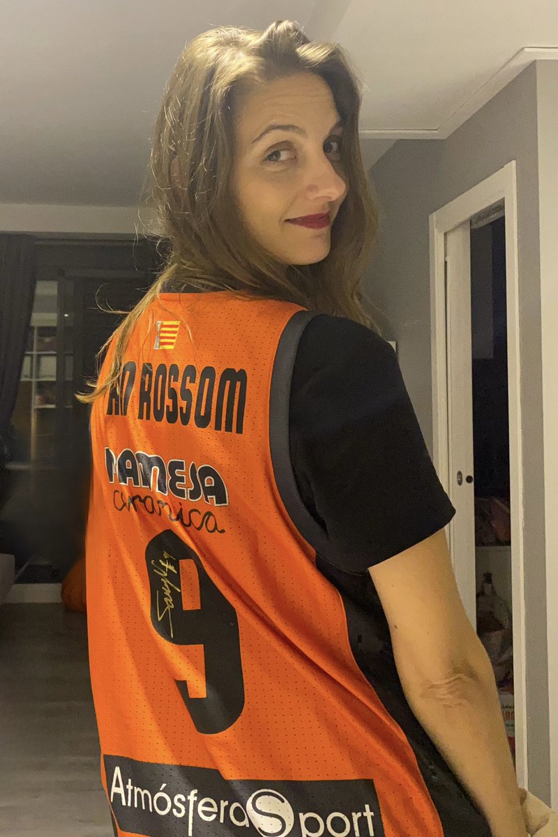 mrsruthsclass's tweet photo. Intentar despedirse de ti es muy difícil. Nunca voy a llevar otra camiseta con tanto orgullo, ni voy a sentir ese “Sam está en la pista, todo está bien”. Pero la realidad es que ya eres una leyenda taronja, Samy, así que eso me hace feliz. U’ll always be my favourite 🧇 @SamyV09 https://t.co/kPygiowZUQ