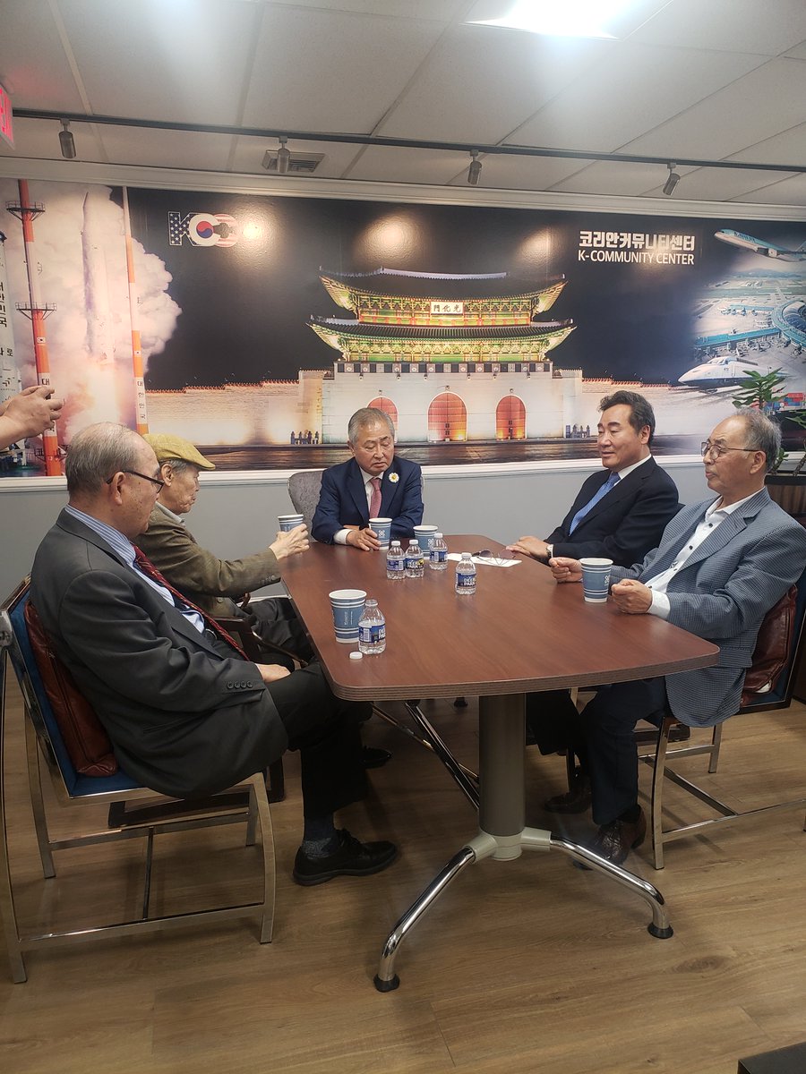 이낙연 전 총리님 출판기념회 및 북콘서트 행사장였던 워싱턴한인커뮤니티센터에 $3000 기부금  전달식이 있었다. 
워싱턴/메릴랜드/버지니아 동포들이 참석하여 빛내준 행사의 수익금을 준비 측이 워싱턴한인커뮤니티센터에 기부하여 동포사회에 쓰이게 되어 너무나 기쁘다. news.koreadaily.com/2023/06/02/soc…