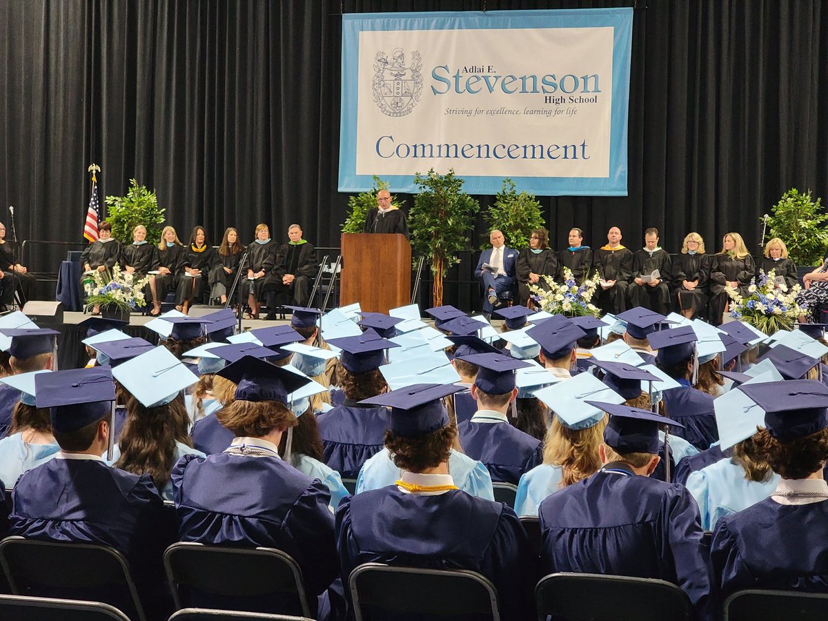 Mr. Mazzoni welcomes the graduating class.