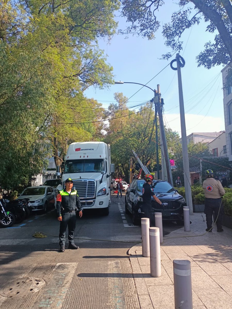 lavozdepolanco's tweet photo. Ya quedó liberada la calle de Aristóteles y Mazarik Trailer se lleva #cables y casi tira #poste Urge ordenar #cableras y #TransportePesado https://t.co/rp9ahlWIsD