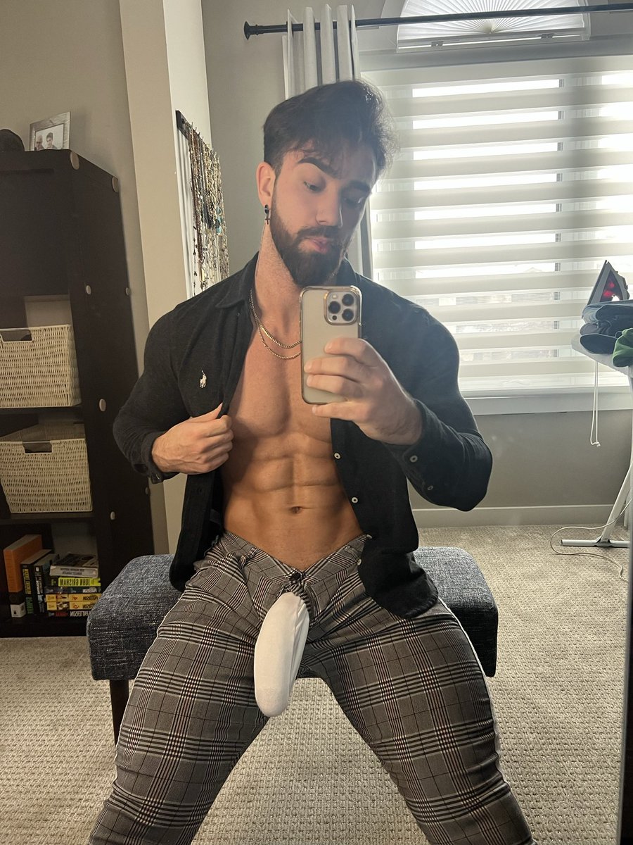 skylerflexes's tweet photo. RT if you’d get on your knees for me 😉 https://t.co/oQzTVLdN39
