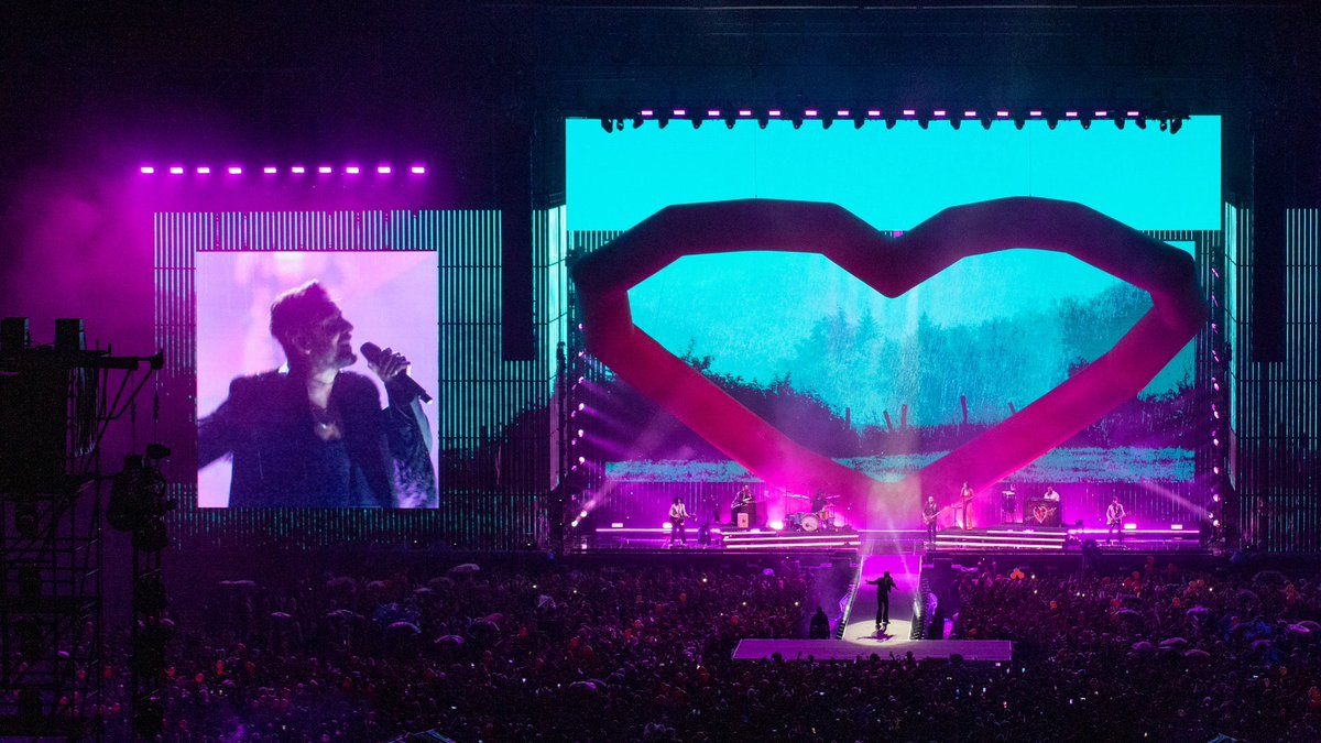 EstadioCartuja's tweet photo. Lluvia de emociones, en una noche de de récord para el inicio de gira #CorazonyFlecha de @manuelcarrasco_ 
❤️🏹

📸 @AleGonzalezFoto https://t.co/fZoEIv7Gao