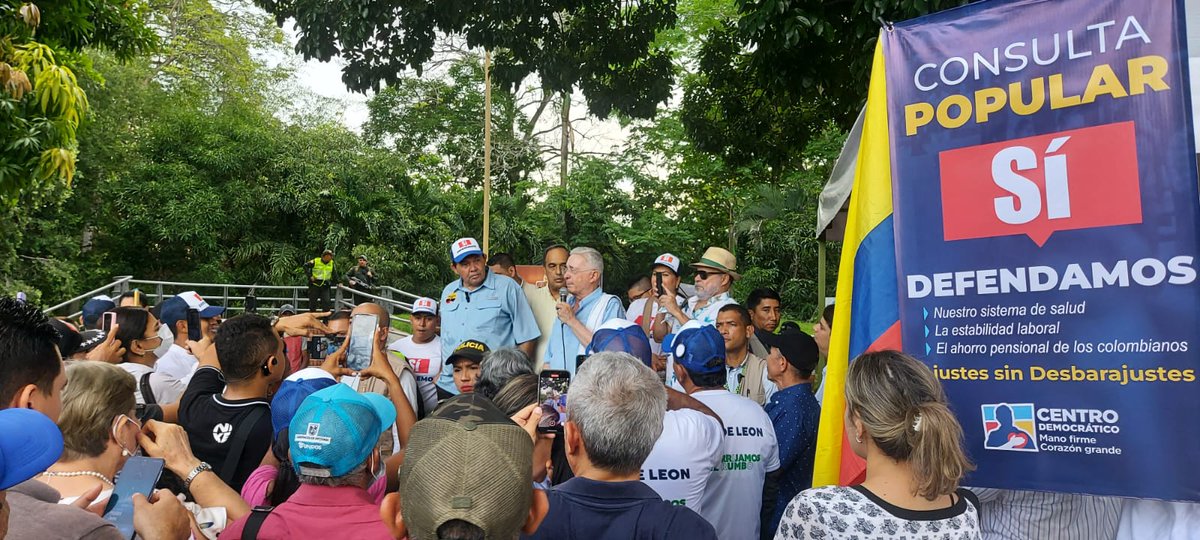 AlvaroUribeVel's tweet photo. Desde Montería 

Ciudadanos firman en oposición a una Reforma Laboral que genera desconfianza y pleitos entre la empresa y los trabajadores.

Te invitamos a firmar, también puedes descargar el formulario en
https://t.co/pRdgAji3iS https://t.co/xBkHfqAE6x