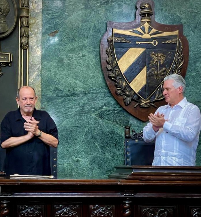 Hoy, al recibir el Honoris Causa de la <a href="/UdeLaHabana/">Universidad de La Habana</a>  dijo Silvio: "Gracias es poco para un abrazo tan generoso que abruma". Los agradecidos somos tus compatriotas, Poeta.