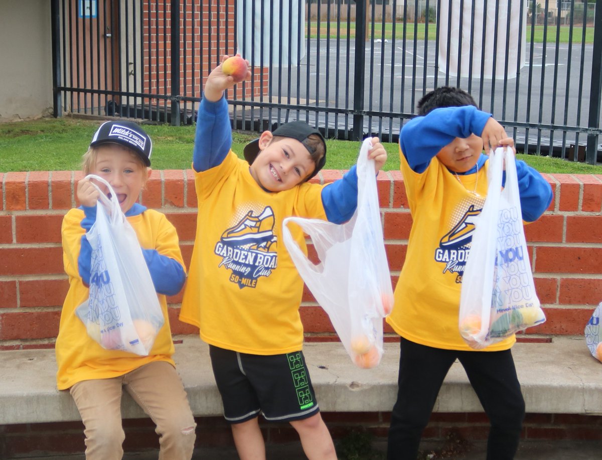PowayUnified's tweet photo. These @GardenRoadES Eagles could barely contain their excitement! Everyone had so much fun learning about healthy eating and picking out their own fruits and veggies 🥦🍊 Big thanks goes to our #PowayUnified Food and Nutrition Department for setting up such a great experience! https://t.co/nGvWmBoT3z