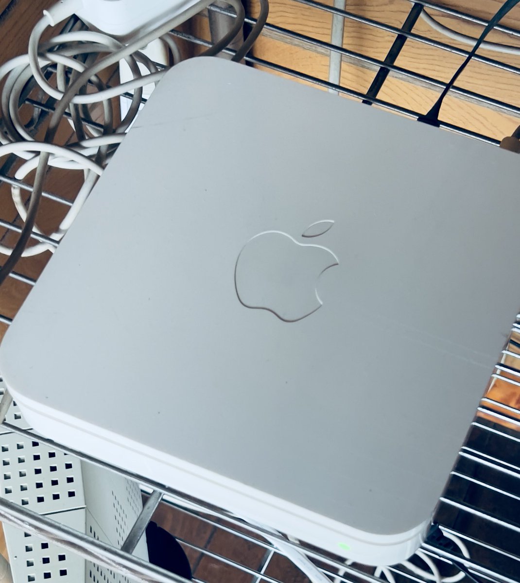 1229sugi's tweet photo. 気づいたら
我が家のAirMac君達
(2つ繋いでいる)
もう10年以上になるんだね
それそろ買い替えかな?
でも設定の仕方忘れた
上手く出来るかな😭
AirMacってもう無いんだね🤣
#AirMac https://t.co/7h4gnEv4Sw