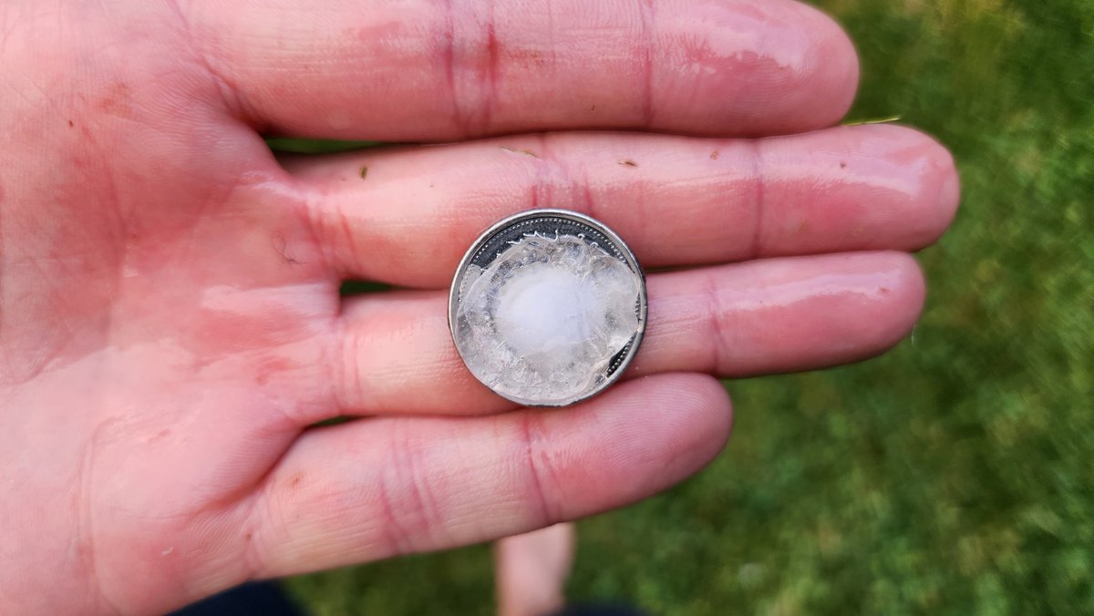 pkewl's tweet photo. #onstorm Quarter sized hail in Oakville. Just thought that thunder and hail. Nothing else. https://t.co/Fy60pQ0CDP