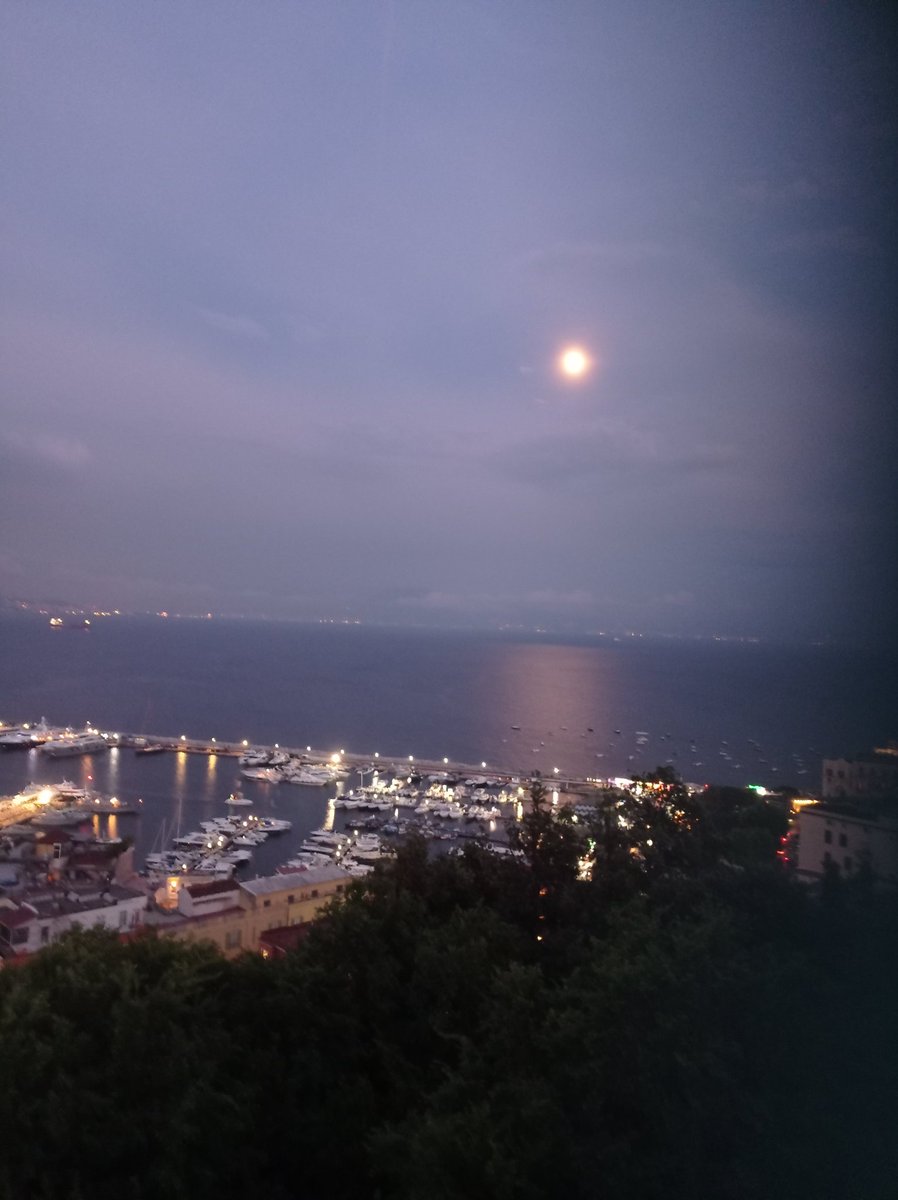 @RaiRadio2 @AndreaDiCiancio @RobertoArduini1 @RaiDue #ilunatici La luna sul mare di Napoli,la mia splendida città di origine,domenica rientro a casa😭