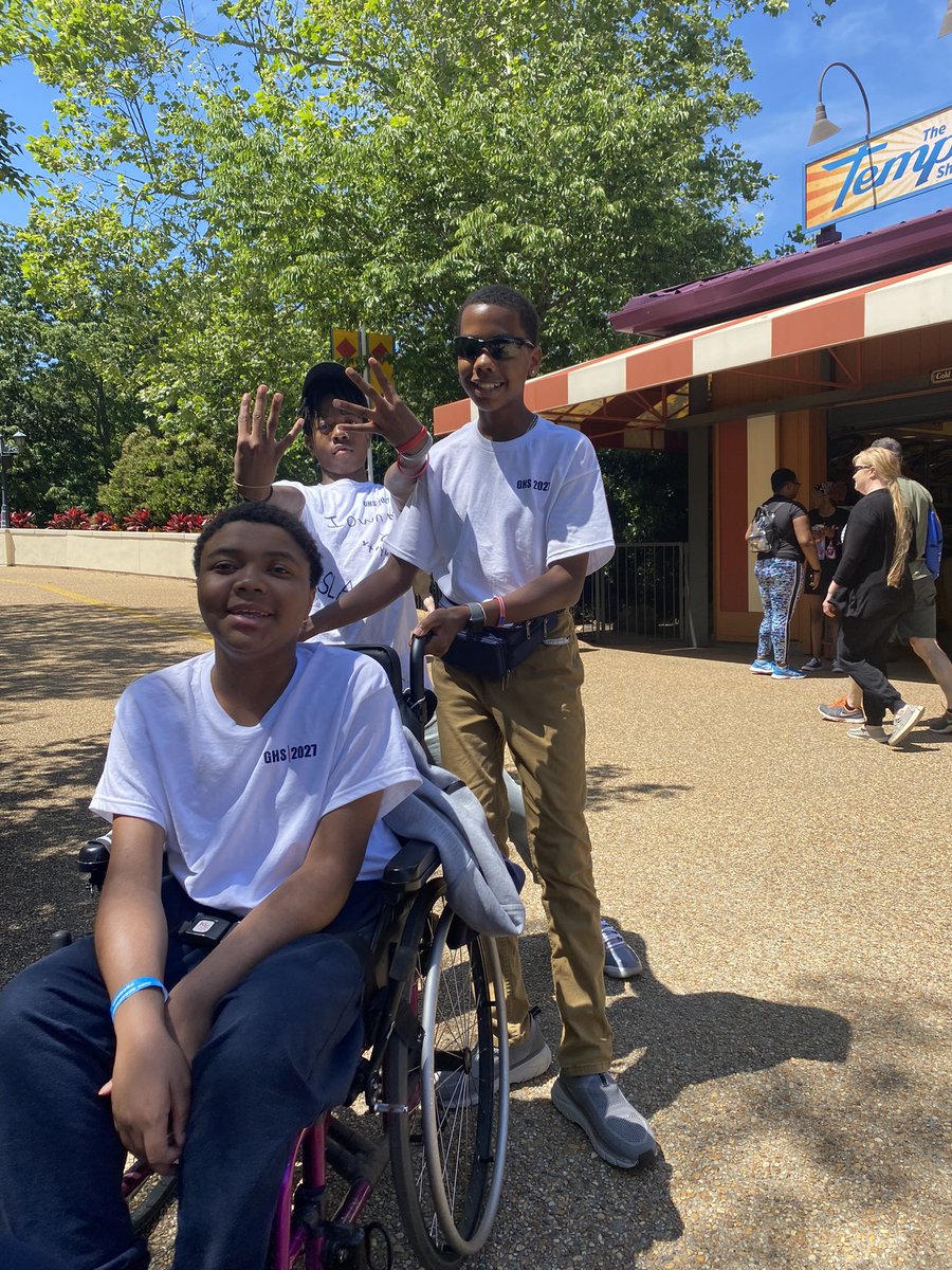 MrsHarrisGCPS's tweet photo. A fun day at Busch Gardens with our 8th graders! @MrsHumeCE @KSalonish https://t.co/yF0A9312Ml