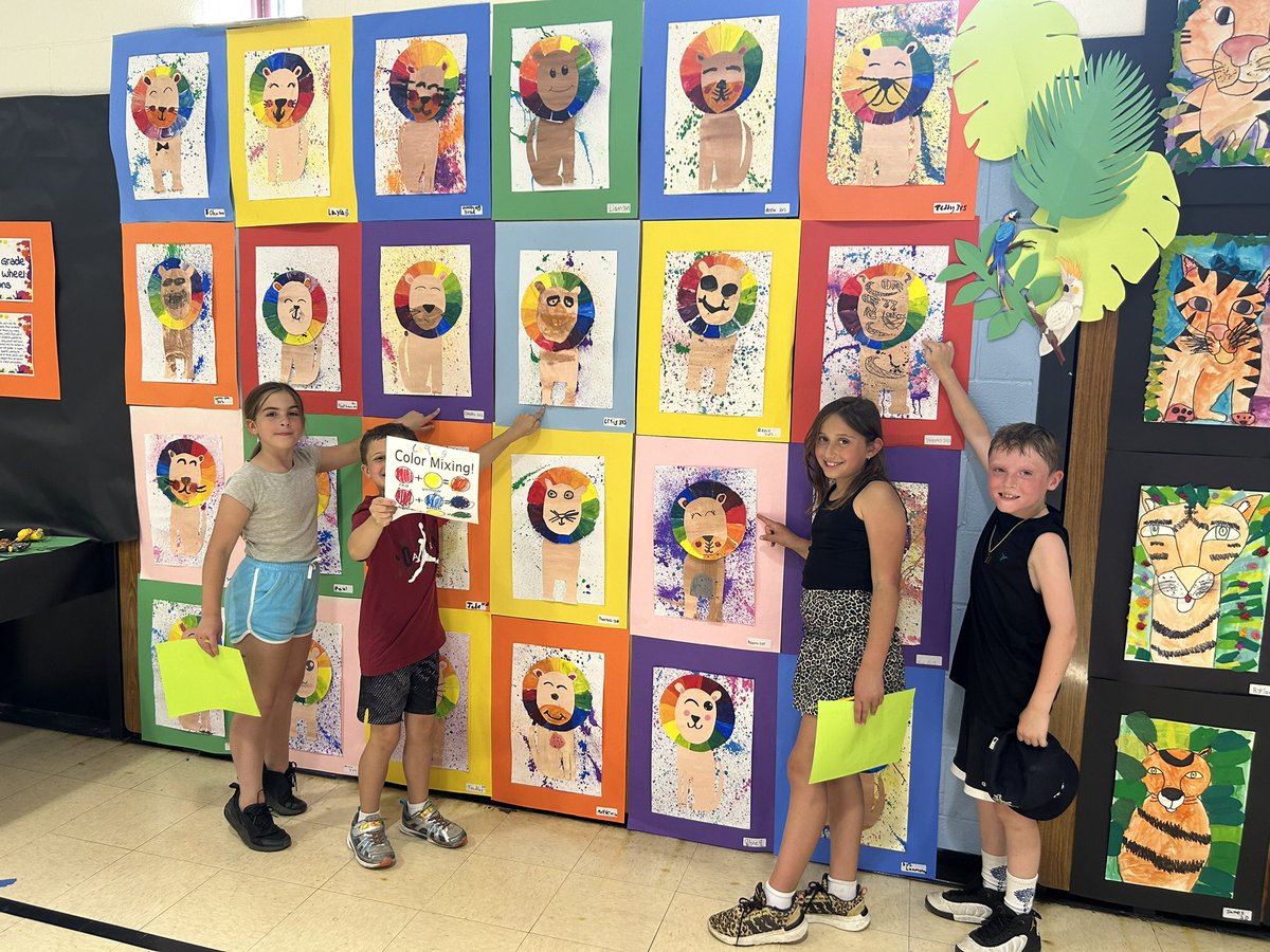 StevensCWC's tweet image. Mrs Kaufman is AMAZING!  What an incredible art show!  Lincoln has such talented students