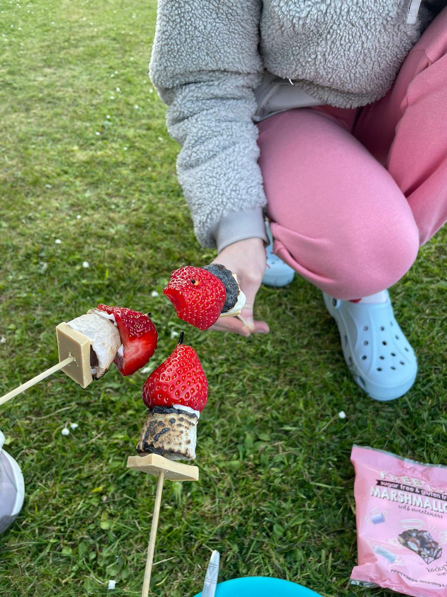7thRangers's tweet photo. Tonight we had a go at making some ‘gourmet’ s’mores and there were some yummy concoctions! 🔥🍢 @ggulster @Girlguiding https://t.co/xuyAto8DqD
