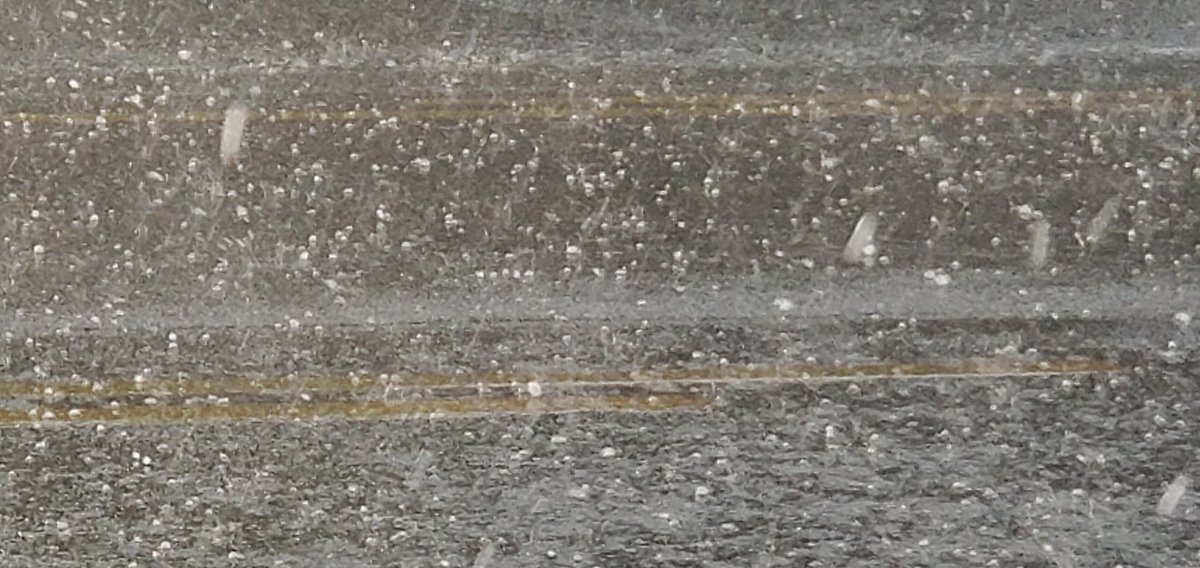 JuliaHannaOak's tweet photo. Golf ball sized hail near our Ritorno restaurant in Oakville just now!  #onstorm #Oakville https://t.co/jXBYbRzSTl