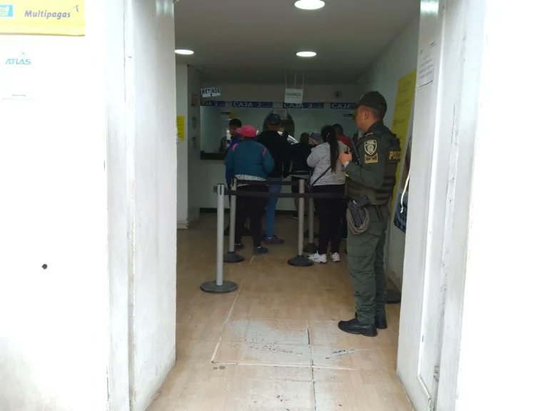 PrinVerdeOlivaP's tweet image. En #Ipiales nuestro personal policial #Preci realiza acompañamiento a la apertura y cierre del sector Bancario, generando seguridad a propios y visitantes al realizar sus diligencias en el sector.
#DiosyPatria 💚💙🇨🇴