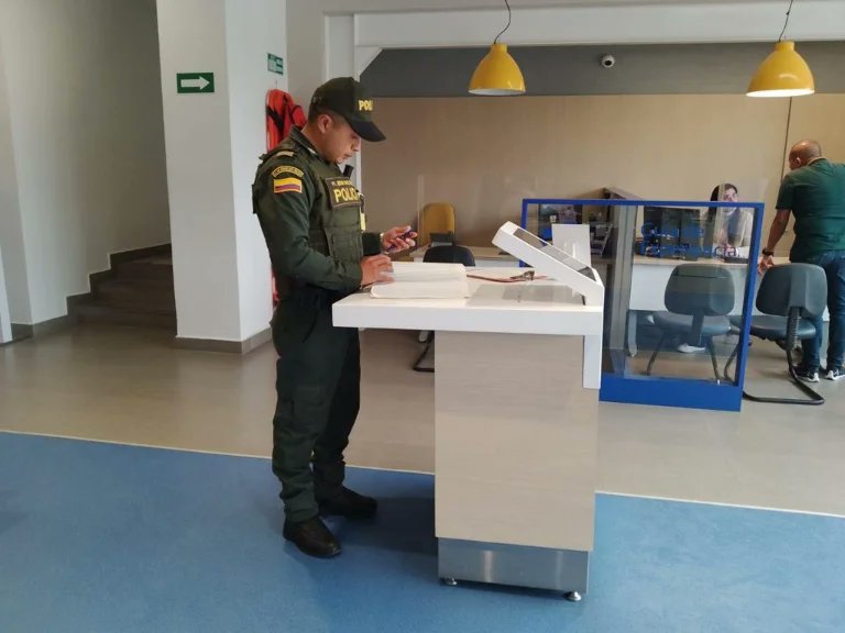 PrinVerdeOlivaP's tweet image. En #Ipiales nuestro personal policial #Preci realiza acompañamiento a la apertura y cierre del sector Bancario, generando seguridad a propios y visitantes al realizar sus diligencias en el sector.
#DiosyPatria 💚💙🇨🇴