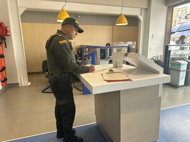 PrinVerdeOlivaP's tweet image. En #Ipiales nuestro personal policial #Preci realiza acompañamiento a la apertura y cierre del sector Bancario, generando seguridad a propios y visitantes al realizar sus diligencias en el sector.
#DiosyPatria 💚💙🇨🇴