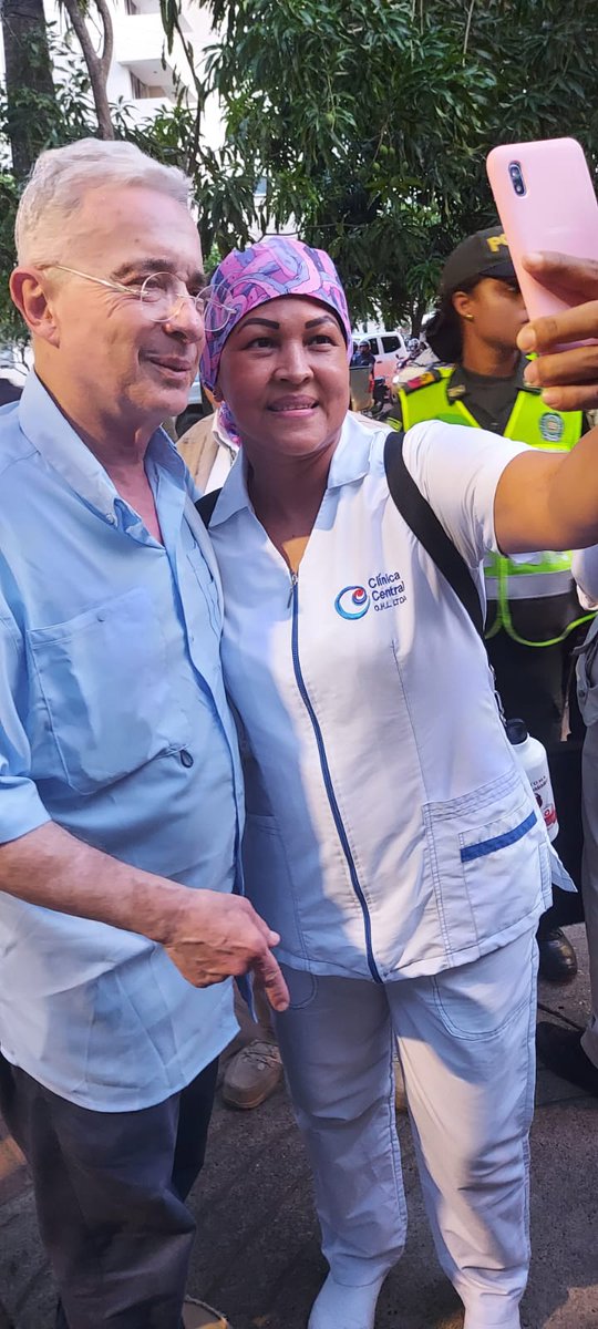AlvaroUribeVel's tweet photo. Desde Montería 

Ciudadanos firman en oposición a una Reforma Laboral que genera desconfianza y pleitos entre la empresa y los trabajadores.

Te invitamos a firmar, también puedes descargar el formulario en
https://t.co/pRdgAji3iS https://t.co/xBkHfqAE6x
