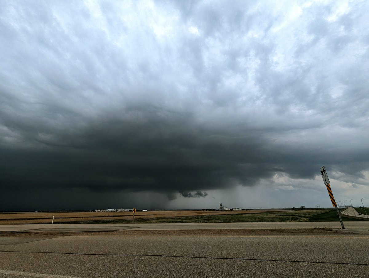 Crel's tweet photo. West of #yqr Jun 2, 2023 17:07 #SKStorm Heavy rain. https://t.co/xNDjMtvYEp