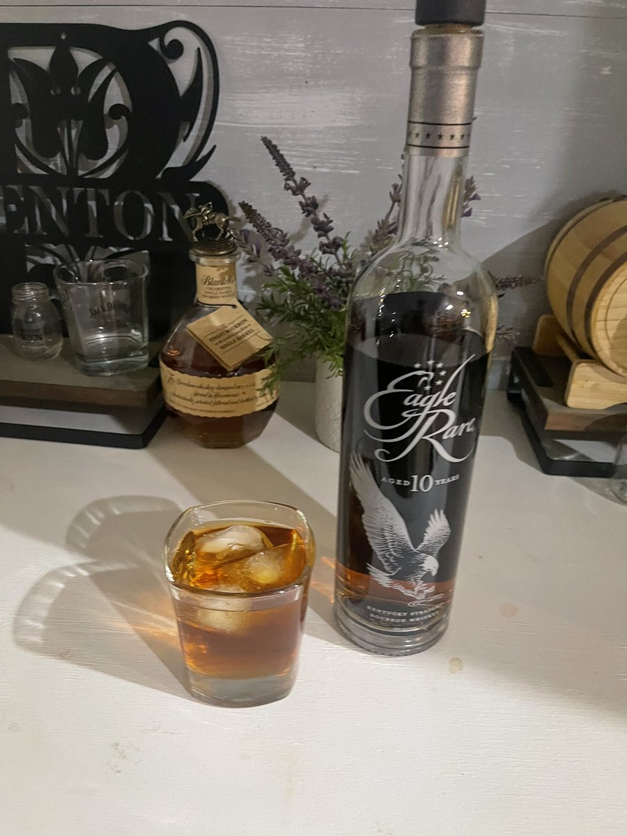ebenton06's tweet photo. This week had some major ups and downs it finished STRONG today. Hereβs to a great weekend #freshpop #firstpourfriday. Added a mango cherry margarita for the wife and a cold beer #cheers ladies and gents!!! @aaron_tagerson @Mojo306 @whiskeynugget @mkostial05 @JenniPrickett https://t.co/DGMWZSuDvs
