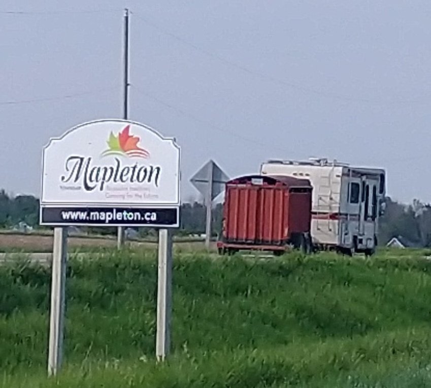 JameyFarms's tweet image. Nothing like seeing all the RVs go by while wrapping some first cut. My camera was too slow to get a good picture. But that is definitely an RV with a cattle trailer behind it. #goRV
