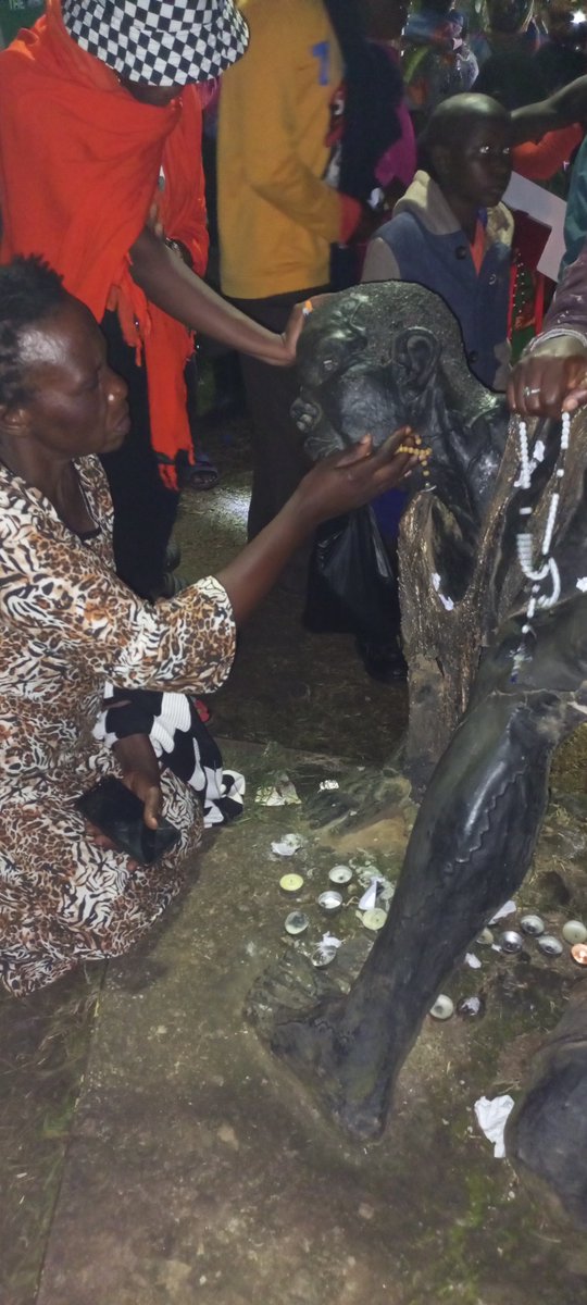 radiomariaug's tweet photo. #ActOfFaith
Pilgrims pray to the statues of the Uganda Martyrs at Namugongo Martyrs Shrine in preparation for tomorrow's celebrations. https://t.co/BSzb5Edv7W