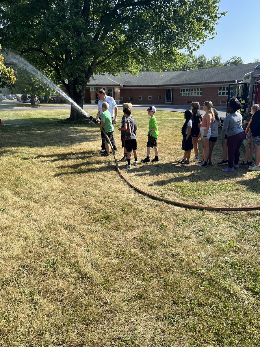 MrKoogle's tweet photo. Not only was #TheLinc’s field day a favorite for the students, families, and staff that created shared experiences, but it allowed for students to practice the physical education skills they worked on this school year. #WCPSProud https://t.co/N8bgqyx7u2