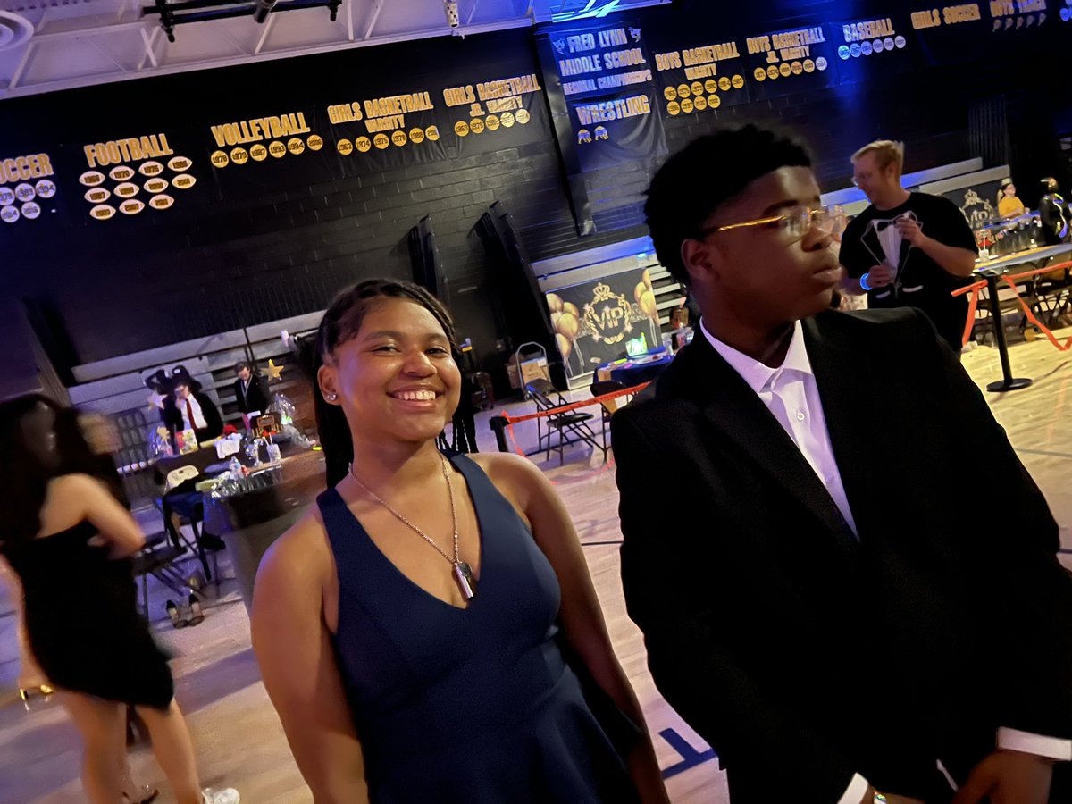 lezah41's tweet photo. #flms
8th grade dance
Looking beautiful https://t.co/twitzRmbXS