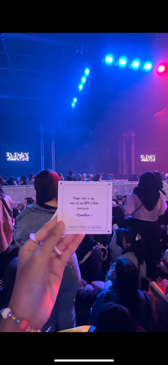Missjimin11's tweet photo. @fallfortaegi 2023 bikin #papergreeting di kak @fallfortaegi 
2025 semoga aku bisa liat konser bangtan sedekat ini amiinnn https://t.co/O2Q0e3oRLW