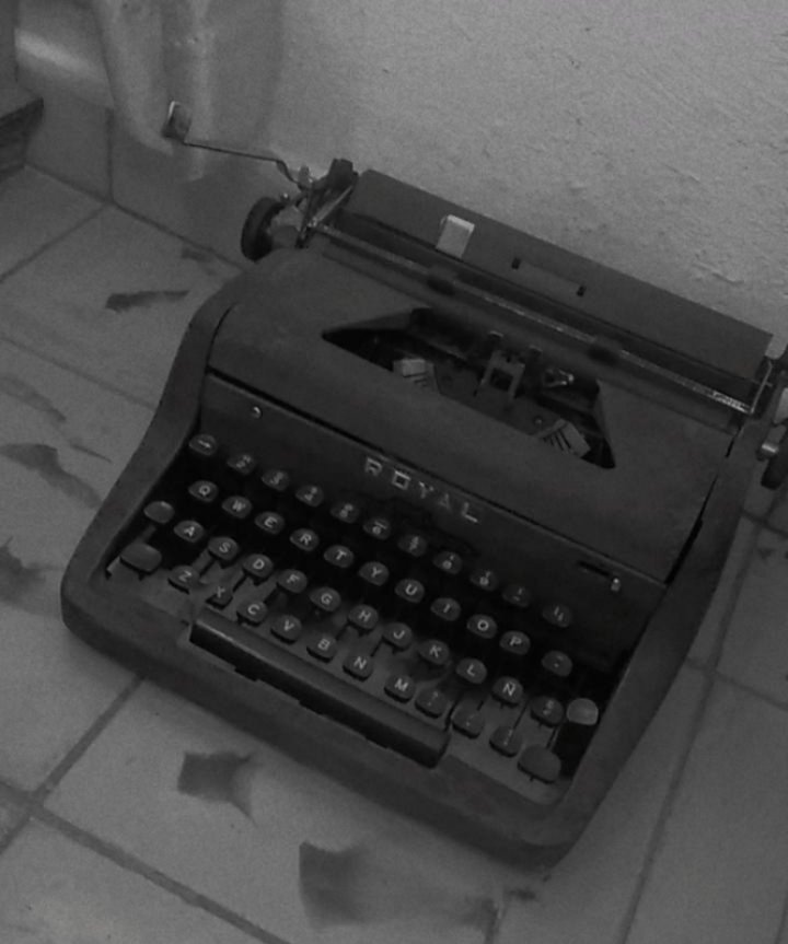 Hoy he llegado a mi casa y me a recibido mi primo de 13 años diciéndome"Prima, te tengo un regalo que te va a encantar" y ha salido corriendo. Cuando volvió traía esto, dice q se la encontró y se acordó de mí, evidentemente está rota pero es hermosa y el detalle bello🖤✨✨