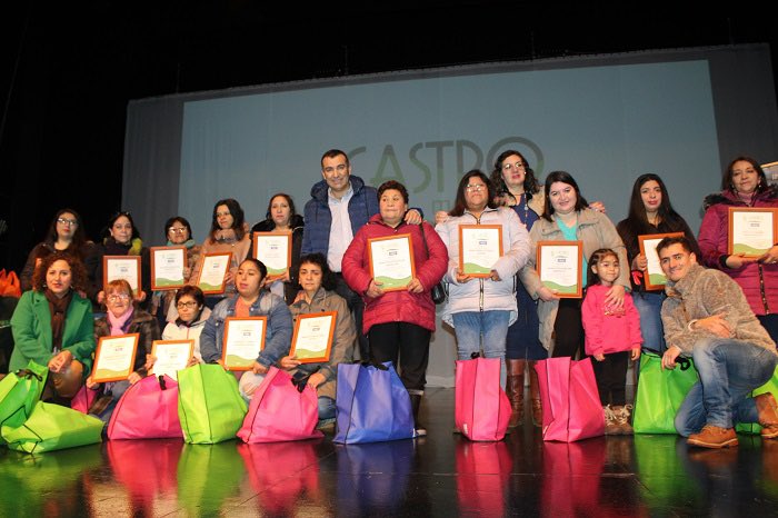 rrppcastro's tweet photo. Más de cien vecinos y vecinas de Castro se certificaron en distintos rubros https://t.co/1Q9pud1HNA https://t.co/Jrk3qm7R1X