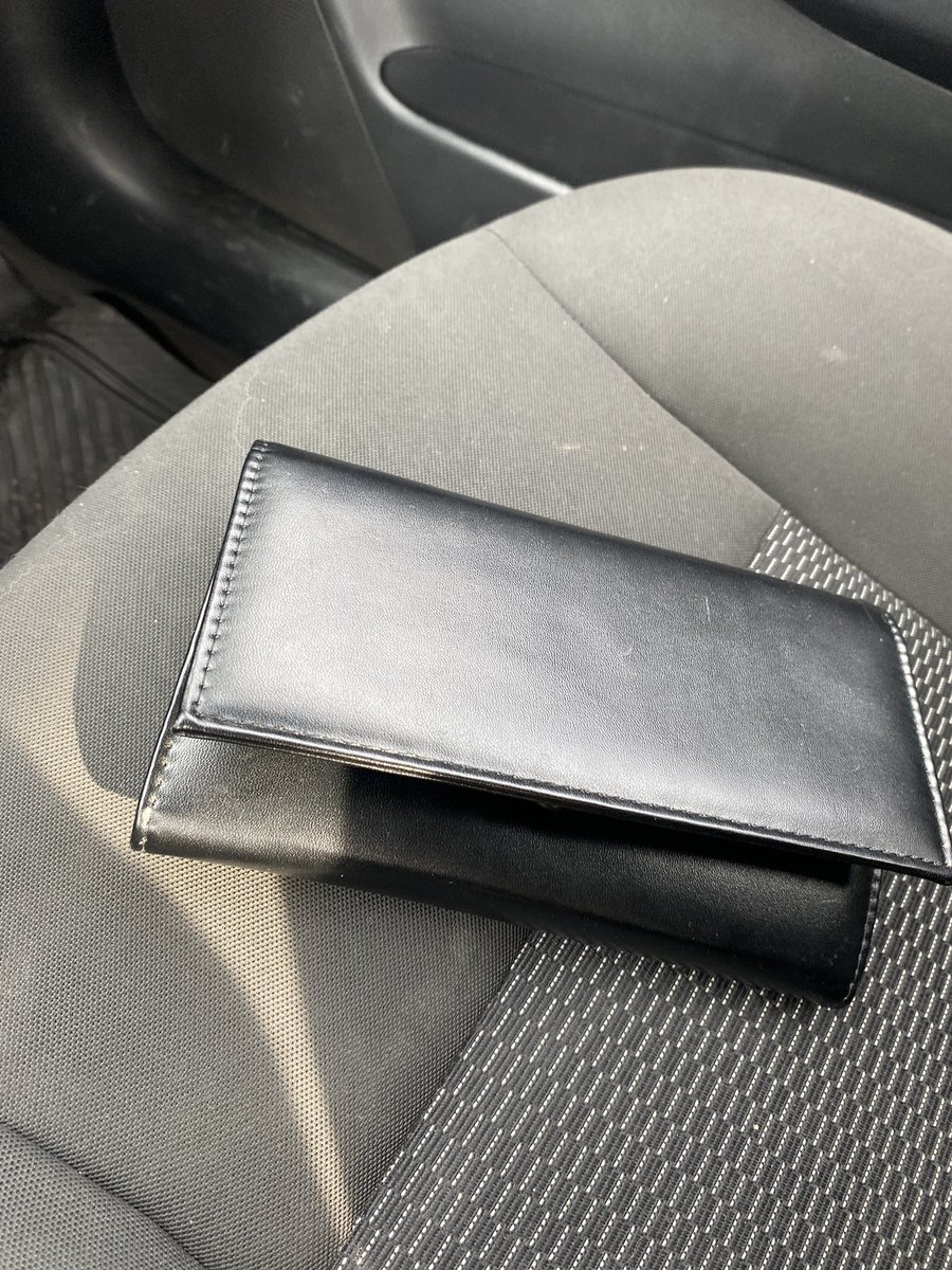 JesusOmarDeLaG2's tweet photo. @migangelgarzam ex presi ayúdeme a localizar a Diana Muñoz, encontré lo que parece ser su cartera en el estacionamiento del pabellón M, tal vez fuer a ver la 8va ayúdeme a encontrarla y dársela https://t.co/F942z2vDeD