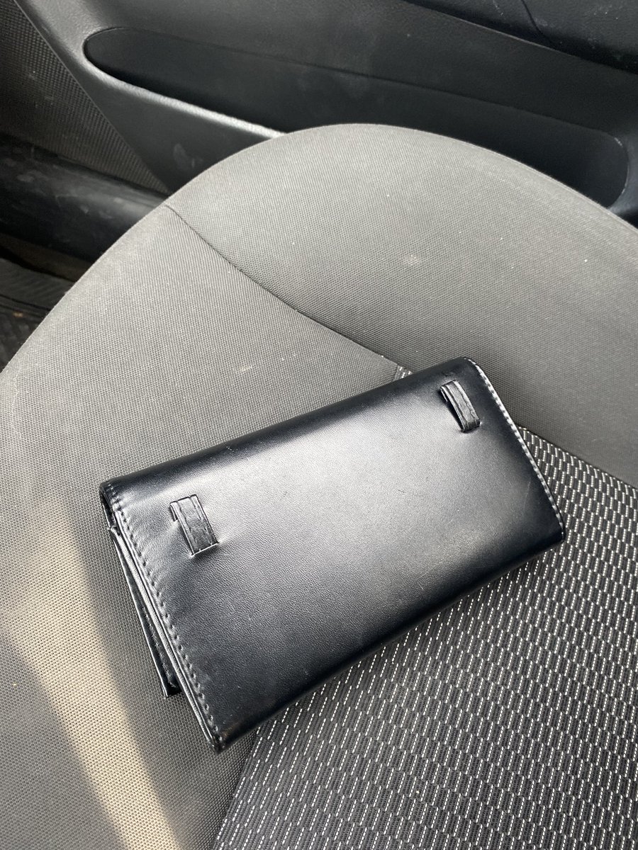 JesusOmarDeLaG2's tweet photo. @migangelgarzam ex presi ayúdeme a localizar a Diana Muñoz, encontré lo que parece ser su cartera en el estacionamiento del pabellón M, tal vez fuer a ver la 8va ayúdeme a encontrarla y dársela https://t.co/F942z2vDeD