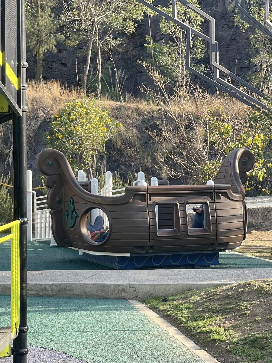 flakka82's tweet photo. Area de juegos para niños hasta de 4 años adultos obesos ocupando el juego #parquecantera @AlcaldiaCoy https://t.co/b1yepsNHz8
