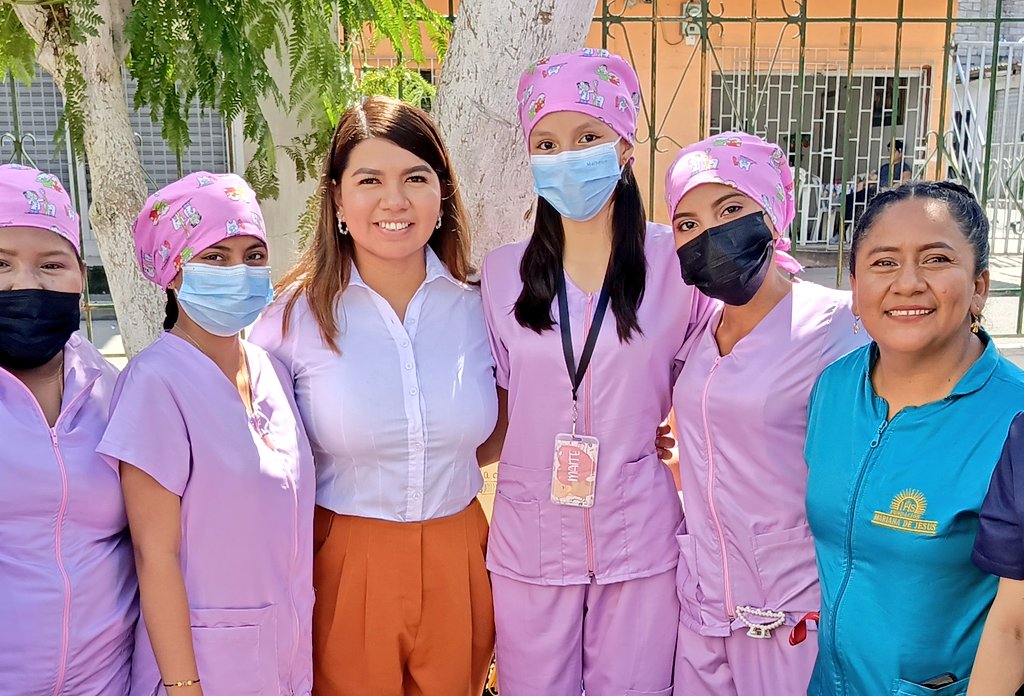 EmilyVeraA_'s tweet photo. #BastiónPopular | Visitamos el club de niños y adultos mayores de la Fundación Mariana De Jesús, que brinda atención médica a la comunidad y realiza actividades recreativas.

Nos sumamos a las causas justas, solidarias y que dignifican la vida de la gente. 
¡Una ciudad con derechos! @aquilesalvarez 
#Guayaquil