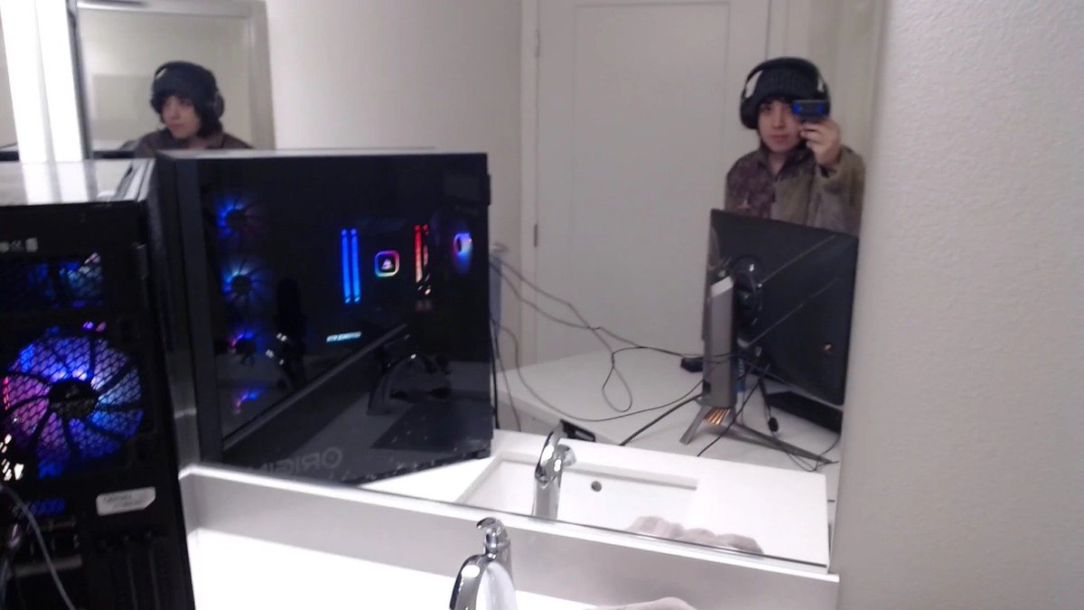 golduckity's tweet photo. stream desde su sillón: ✅️
stream desde su cocina: ✅️
stream desde el baño: ✅️
stream desde su coche: ✅️

stream desde su cama: HOY??? https://t.co/Eiunu48T0n