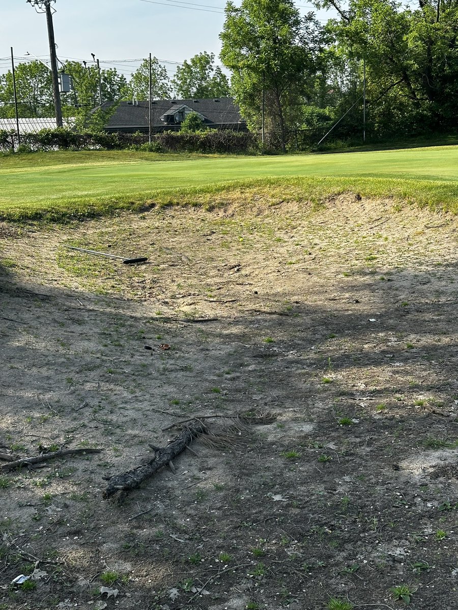 blawrence_pga's tweet image. . @acaseofthegolf1 good thing they put a rake there so we can all know it’s a bunker.  #muniproblems @stillawesome