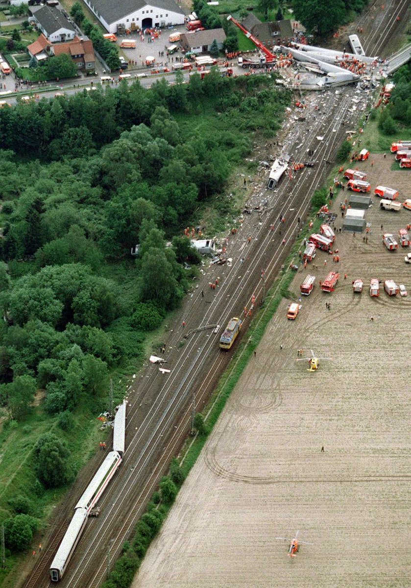 Heute vor 25 Jahren: In #Eschede, Niedersachsen entgleist #ICE 884 'Wilhelm Conrad Röntgen' auf der Fahrt von #München nach #Hamburg. 101 Menschen kehren nach dem 3. Juni 1998 nicht mehr nach Hause zurück. Es ist das schwerste Zugunglück in #Deutschland.