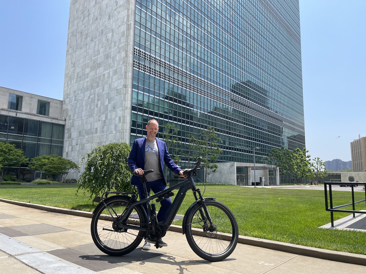 foeniculum's tweet photo. Many firsts at UNHQ in New York today: first time glass bikes, first time for my e-bike inside the compound, first time a bike parade around the rotunda and first time (and hopefully not the last) a full bike rack near the entrance. #WorldBicycleDay #UN https://t.co/d7guBxYFid
